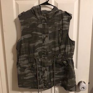 Hooded Camo Vest